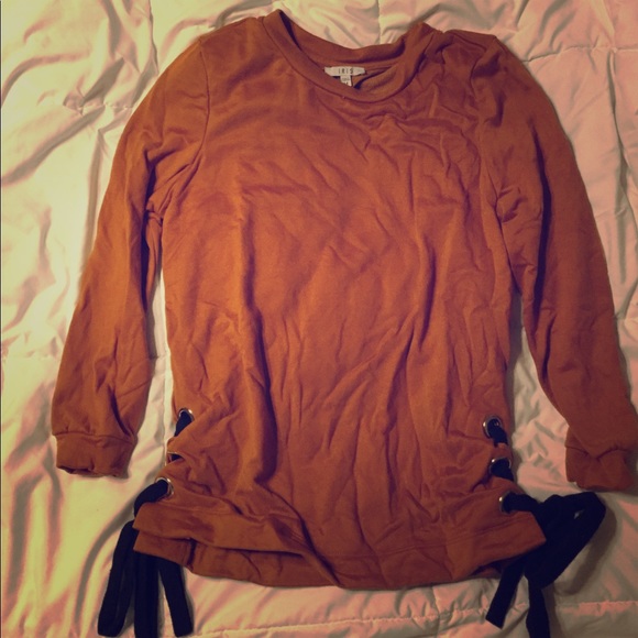 iris Tops - NWOT Three-Quarter Sweatshirt with Side Lacing